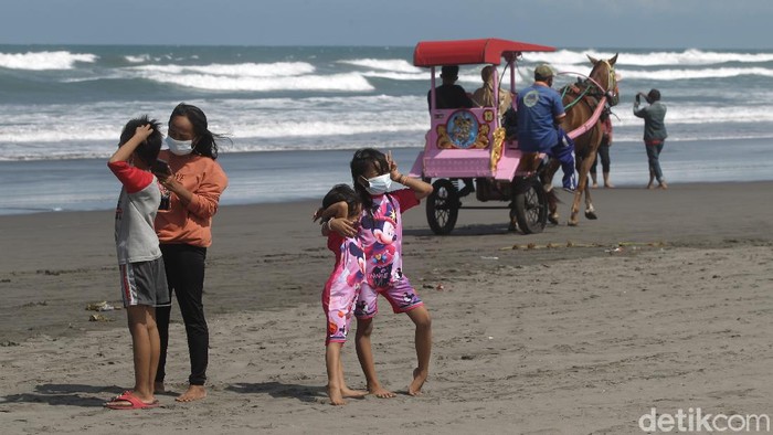 Wisata Pantai Parangtritis Alami Penurunan Pengunjung Beginilah potret suasana wisata Pantai Parangtritis, Bantul, Yogyakarta pasca ditutup dua kali akhir pekan lalu guna mencegah penyebaran COVID-19, Yogyakarta, Rabu (30/6/2021).
