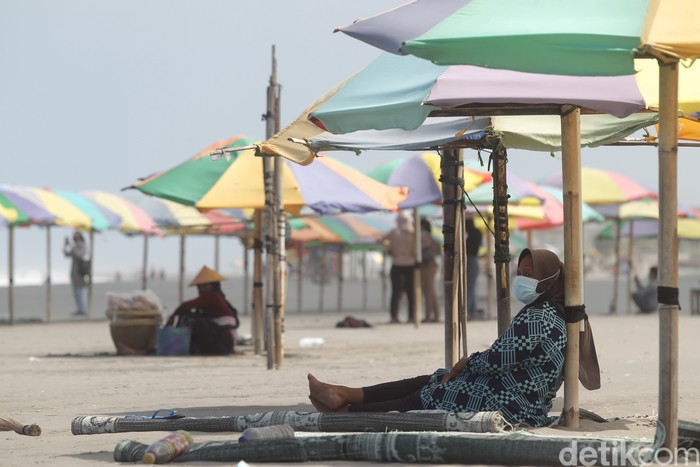 Beginilah potret suasana wisata Pantai Parangtritis, Bantul, Yogyakarta pasca ditutup dua kali akhir pekan lalu guna mencegah penyebaran COVID-19, Yogyakarta, Rabu (30/6/2021).