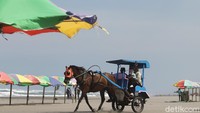Pemerintah Kabupaten Bantul melaksanakan penutupan destinasi wisata pantai untuk menekan laju angka positif covid di Kabupaten Bantul.