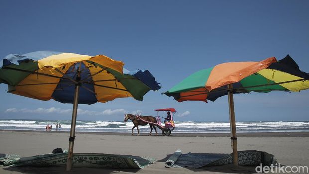 Beginilah potret suasana wisata Pantai Parangtritis, Bantul, Yogyakarta pasca ditutup dua kali akhir pekan lalu guna mencegah penyebaran COVID-19, Yogyakarta, Rabu (30/6/2021).
