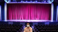 Salah satu manajer pertunjukan kabaret, Pornthep Rouyrin menunjukan panggung kabaret yang disiapkan untuk pembukaan lagi wisata Phuket (29/6). Sayangnya, pembatasan berskala nasional lantaran pandemi membuat rencana itu masih dipertanyakan banyak pihak.