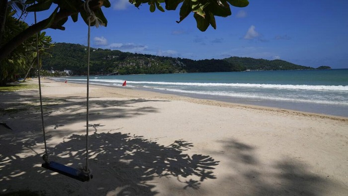 Wisata Phuket yang Di-ghosting Akibat Lockdown Nasional Pemerintah Thailand membuat paket regulasi 'Phuket Sandbox' guna mengembalikan hiruk-pikuk industri pariwisata di negara gajah putih. Sayangnya, Senin (28/6) pemerintah kembali melakukan lockdown akibat Corona yang menggila.