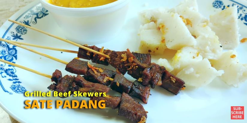 YouTuber Amerika Cicip Makanan Indonesia. Ada Sate Padang, Lontong Sayur, dan Mie Goreng. Ia Membelinya dari Salah Satu restoran Indonesia di Amerika Serikat.