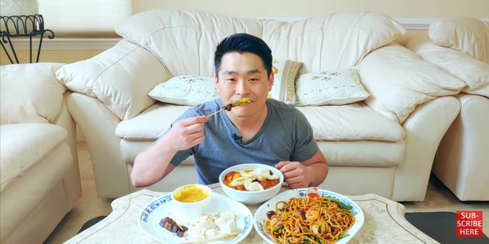 YouTuber Amerika Cicip Makanan Indonesia. Ada Sate Padang, Lontong Sayur, dan Mie Goreng. Ia Membelinya dari Salah Satu restoran Indonesia di Amerika Serikat.