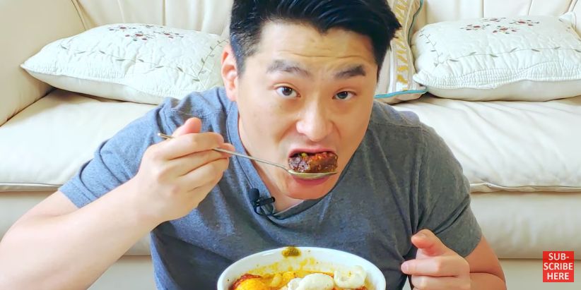 YouTuber Amerika Cicip Makanan Indonesia. Ada Sate Padang, Lontong Sayur, dan Mie Goreng. Ia Membelinya dari Salah Satu restoran Indonesia di Amerika Serikat.