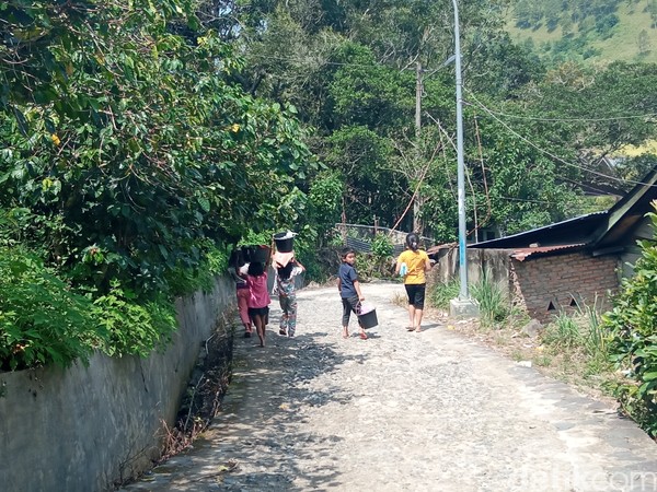 Selain untuk wisata, Aek Sipitu Dai juga jadi tempat mandi dan mencuci warga sekitar. 