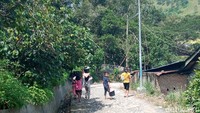 Selain untuk wisata, Aek Sipitu Dai juga jadi tempat mandi dan mencuci warga sekitar. 