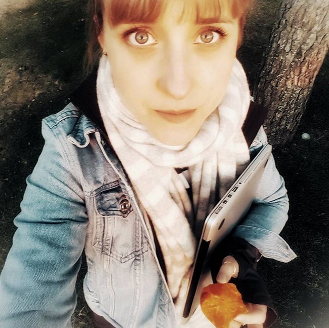 Allison kemudian ingin lebih mendalami dunia akting dan musik, sampai akhirnya menemukan karya seni Keith Raniere. Keduanya kemudian berteman dekat, dan Keith menjadi mentor Allison selama bertahun-tahun di dunia akting dan musik. Foto: Instagram