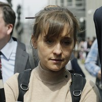 Dari situlah Allison bisa terhubung dengan Keith Raniere yang kemudian dia membuat perusahaan bernama NXIVM yang berkedok multi level marketing, namun sebenarnya adalah sekte seks. Foto: dok. AP/Frank Franklin II