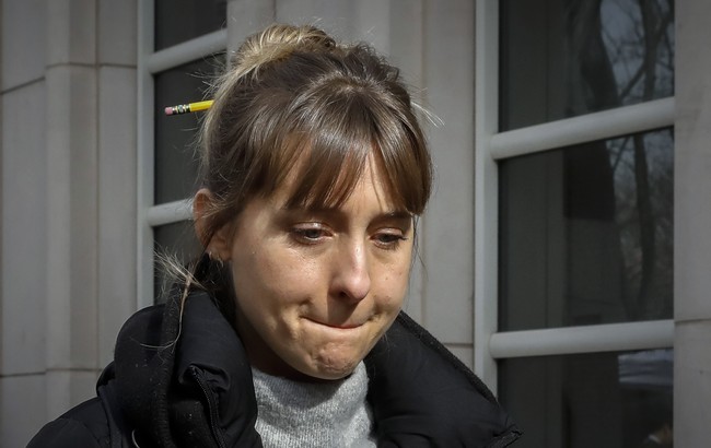 Sebelum dijatuhi hukuman tiga tahun penjara, Allison dengan berlinang air mata meminta maaf kepada para korban dan keluarganya, dengan mengatakan tindakannya saat berada di kelompok itu kasar, menjijikkan, dan ilegal. Foto: dok. AP/Frank Franklin II