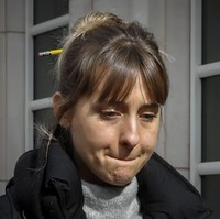 Sebelum dijatuhi hukuman tiga tahun penjara, Allison dengan berlinang air mata meminta maaf kepada para korban dan keluarganya, dengan mengatakan tindakannya saat berada di kelompok itu kasar, menjijikkan, dan ilegal. Foto: dok. AP/Frank Franklin II