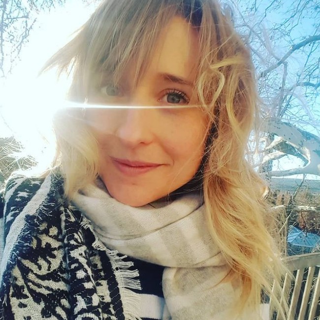 Allison Mack merupakan aktris yang membintangi serial Smallville. Lewat aktingnya tersebut, di 2013 nama Allison mulai populer. Foto: Instagram