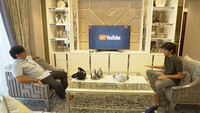 Andre Taulany memberikan apartemen itu untuk hadiah kelulusan Kenzy dari SD. Foto: YouTube Andre Taulany