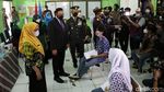 Anies Tinjau Vaksinasi Bagi Anak di SMAN 20 Jakarta