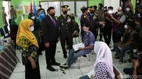 Anies meninjau pelaksanaan vaksinasi untuk usia 12-17 tahun di SMAN 20 Jakarta, Kamis (1/7/2021).