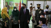 Anies mengajak para orang tua mendaftarkan anaknya vaksinasi COVID-19.