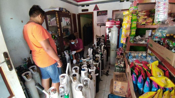 Antrean pengisian tabung oksigen