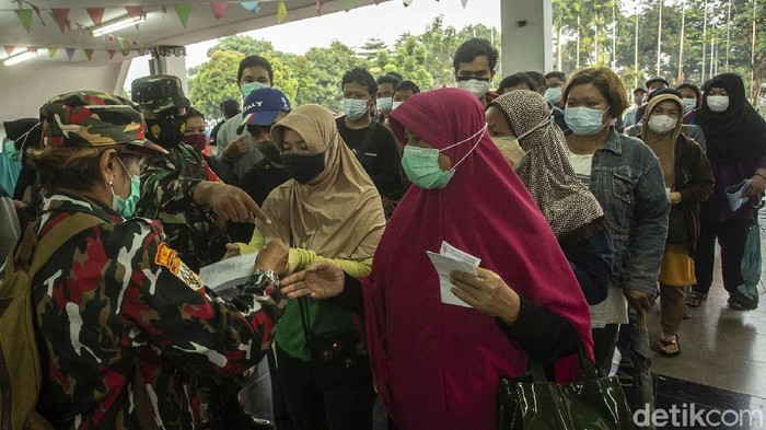 Vaksinasi COVID-19 gencar dilakukan, salah satunya di GOR Ciracas, Jakarta Timur. Warga rela antre sejak subuh agar mendapatkan vaksin COVID-19.