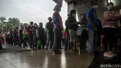 Begini Antrean Panjang Warga Ingin Vaksin Sejak Subuh