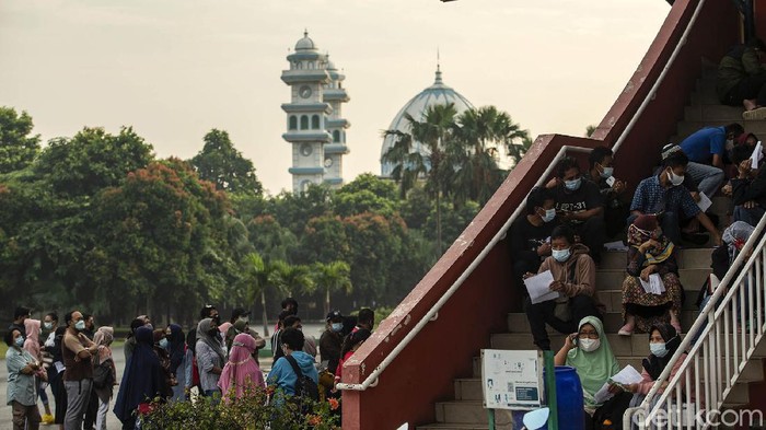 Antusias Warga Antre Vaksinasi Corona Sejak Subuh Vaksinasi COVID-19 gencar dilakukan, salah satunya di GOR Ciracas, Jakarta Timur. Warga rela antre sejak subuh agar mendapatkan vaksin COVID-19.