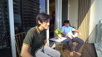 Area balkon di apartemen ini cukup nyaman. Foto: YouTube TAULANY TV