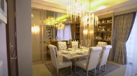 Apartemen tersebut memiliki ruang makan yang mewah. Foto: YouTube TAULANY TV