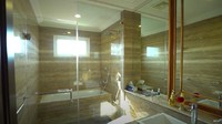Kamar mandi di dalam apartemen tersebut juga mewah. Foto: YouTube TAULANY TV