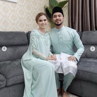 Saat kepopulerannya tengah menanjak, Bella Astillah harus menghadapi kenyataan pahit di mana suaminya penyanyi Aliff Aziz dierpa kabar tidak sedap. Sebuah video yang kini viral di antara netizen Malaysia memperlihatkan pria yang mirip Aliff Aziz tampak merekam dirinya sendiri saat berada di sebuah toilet. Setelah melihat ke layar kamera selama beberapa detik, dia kemudian mengarahkan kamera ke alat kelaminnya. Foto: Dok. Instagram @bellaastillah