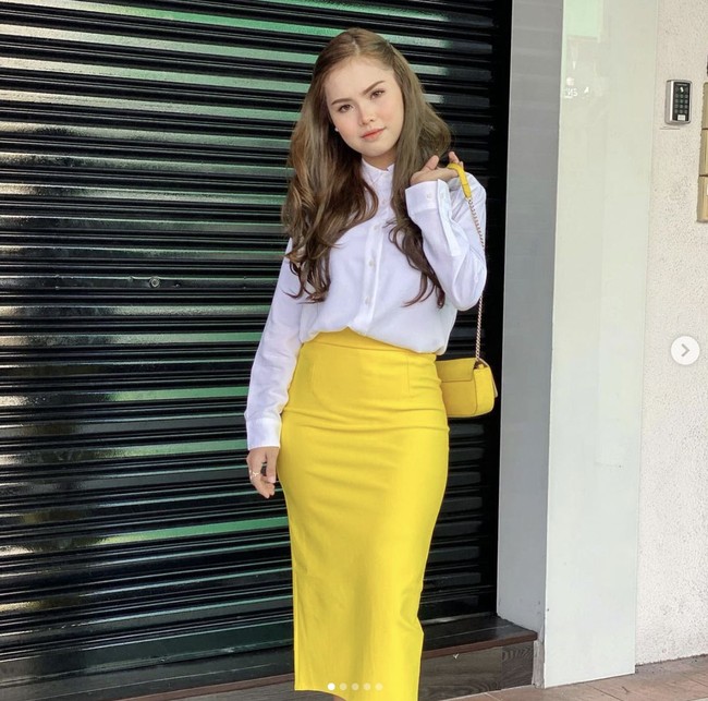 ella Astillah disebut netizen sebagai istri yang sangat baik dan sabar. Sebabnya Aliff Aziz sudah kerap jadi kontroversi atau skandal. Sebelumnya, Aliff bikin heboh media Malaysia karena ketahuan berselingkuh bukan hanya sekali saja. Pada Mei 2019 perselingkuhan Aliff terungkap setelah foto dan video intimnya dengan seorang wanita tersebar.Foto: Dok. Instagram @bellaastillah