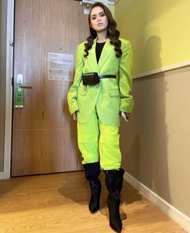 Tidak lama setelah video tersebut viral di media sosial, istri Aliff Aziz, Bella Astillah memberikan tanggapannya. Dia seolah membenarkan bahwa pria di dalam video tersebut adalah suaminya, Aliff Aziz. Foto: Dok. Instagram @bellaastillah