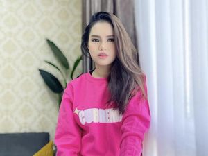 8 Foto Aktris Cantik Malaysia yang Suaminya Viral karena Pamer Bagian Intim