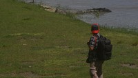Buaya yang telah lima tahun terjerat ban dan proses penyelamatannya terhenti akibat pandemi COVID-19 tersebut kembali menampakkan diri dengan kondisi tubuh terlihat lebih besar dan dikhawatirkan ban yang menjeratnya semakin menjepit.
