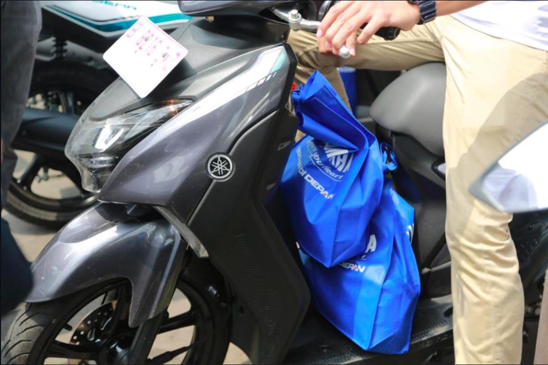 Cara membawa barang yang beanr saat mengendarai motor.