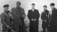 Di era Mao Zedong Republik Rakyat Tiongkok berdiri tahun 1949. Saat berkuasa, Partai Komunis China awalnya merekrut petani dan pekerja, tetapi telah berkembang untuk merangkul pasar dan kewirausahaan di bawah sosialisme dengan karakteristik China sambil mempertahankan model otoritarianisme Leninis.