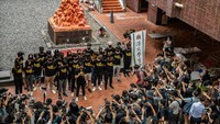 Sejarah kelam juga tercatat tahun 1980-an. Dilansir BBC, Partai Komunis yang berkuasa mulai mengizinkan beberapa perusahaan swasta dan investasi asing.