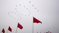 Masyarakat yang berada di Lapangan Tiananmen bersorak kala helikopter membentuk formasi angka 100. Tidak lupa, parade jet tempur digelar pada perayaan ini.