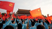 Xi Jinping dan para pemimpin Partai Komunis lainnya bergabung dengan sekitar 20.000 orang, menonton pertunjukan perayaan ulang tahun tersebut