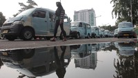 Transportasi umum (kendaraan umum, angkutan masal, taksi (konvensional dan online) dan kendaraan sewa/rental) diberlakukan dengan pengaturan kapasitas maksimal 70% (tujuh puluh persen) dengan menerapkan protokol kesehatan secara lebih ketat.