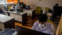 Untuk sektor essential diberlakukan 50% maksimum staf Work from Office (WFO) dengan protokol kesehatan, dan untuk sektor kritikal diperbolehkan 100% maksimum staf WFO dengan protokol kesehatan.