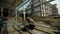 Kegiatan konstruksi (tempat konstruksi dan lokasi proyek) beroperasi 100% (seratus persen) dengan menerapkan protokol kesehatan secara lebih ketat.