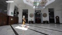 Tempat ibadah (Masjid, Musala, Gereja, Pura, Vihara dan Klenteng serta tempat umum lainnya yang difungsikan sebagai tempat ibadah) ditutup sementara.