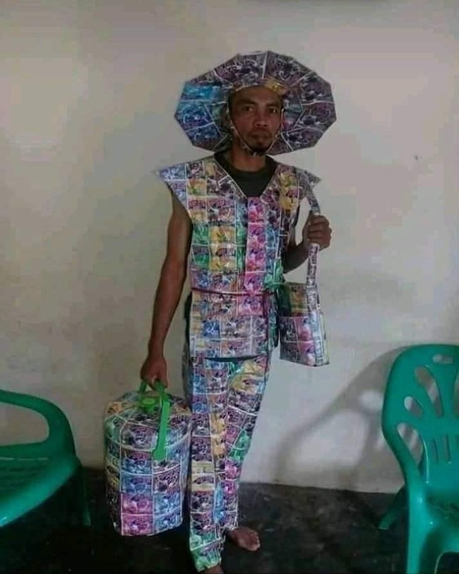 Kalau yang satu ini jadi berasa kayak lagi mau fashion show ya? Dijamin langsung jadi pusat perhatian sekomplek deh kalau penampilan pedagangnya kayak gini. Foto: 1cak.com