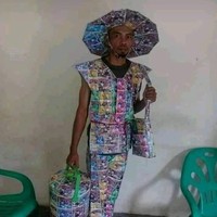 Kalau yang satu ini jadi berasa kayak lagi mau fashion show ya? Dijamin langsung jadi pusat perhatian sekomplek deh kalau penampilan pedagangnya kayak gini. Foto: 1cak.com