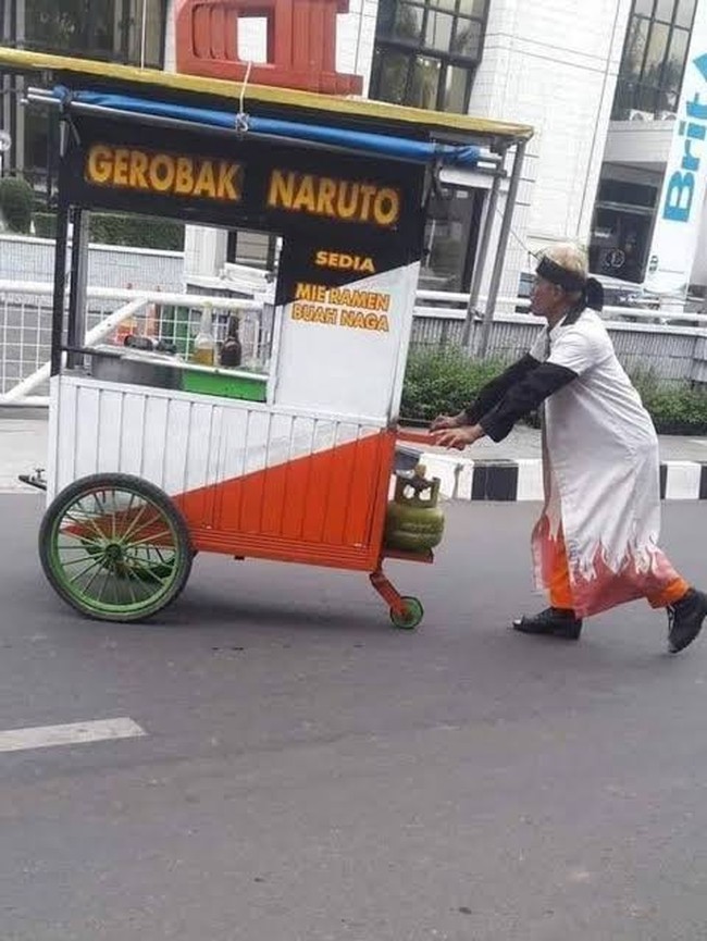 Nggak cuma gerobaknya aja yang dinamai gerobak Naruto, tetapi pedagangnya juga totalitas abis nih sampai pakai kostum ala Naruto. Yang dijualnya pun nggak biasa, mie ramen buah naga. Kira-kira rasanya seperti apa ya? Foto: 1cak.com