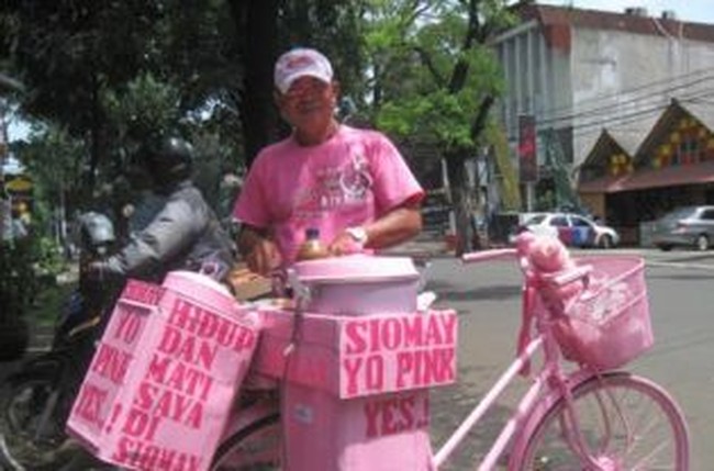 Contoh pedagang yang konsisten nih. Nggak cuma sepedanya, tetapi pakaian abangnya dan tempat siomaynya pun berwarna merah muda. Foto: 1cak.com