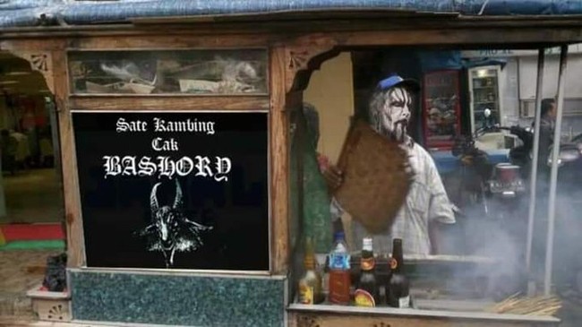 Mungkin maksud abangnya biar menarik perhatian para pembeli. Tapi kalau dandanannya kayak gini bisa-bisa pembelinya malah pada kabur ketakutan. Apalagi kalau pas malem-malem, bikin merinding deh.. Foto: 1cak.com