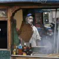 Mungkin maksud abangnya biar menarik perhatian para pembeli. Tapi kalau dandanannya kayak gini bisa-bisa pembelinya malah pada kabur ketakutan. Apalagi kalau pas malem-malem, bikin merinding deh.. Foto: 1cak.com