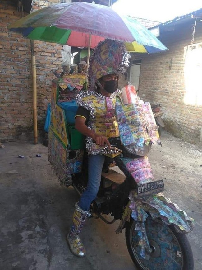 Tingkat kreativitas abangnya perlu diapresiasi nih.. Totalitas abis, sampai motornya pun punya desain khas, dijamin nggak akan tertukar. Foto: 1cak.com