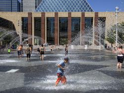 Usaha Warga Lawan Suhu Panas Ekstrim yang Ancam Nyawa