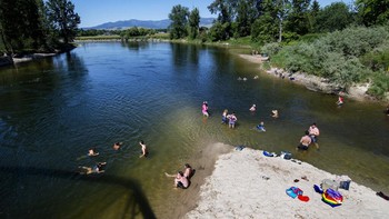 Sungai dan tempat yang banyak airnya pun ramai dikunjungi orang. Penyebabnya mungkin tidak cuma satu, akan tetapi mungkin terkait dengan perubahan iklim. Peristiwa langka semacam ini mungkin akan semakin sering terjadi di masa depan karena peningkatan suhu global. Foto: AP